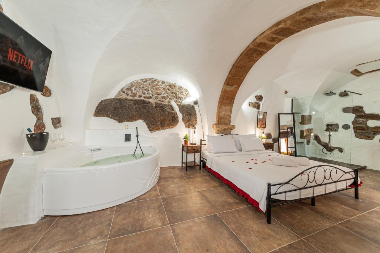 Romantic Loft With Jacuzzi In The Castle Castelsardo Luaran gambar