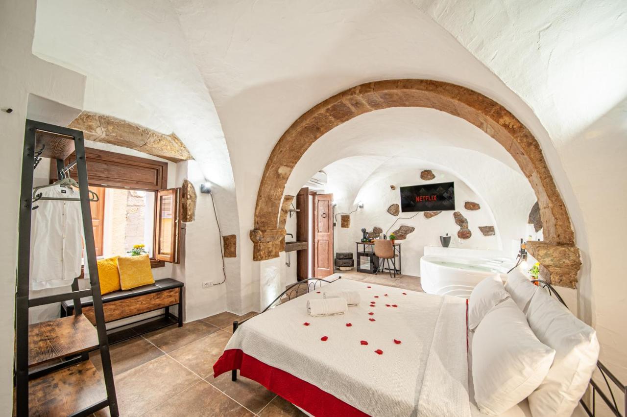 Romantic Loft With Jacuzzi In The Castle Castelsardo Luaran gambar