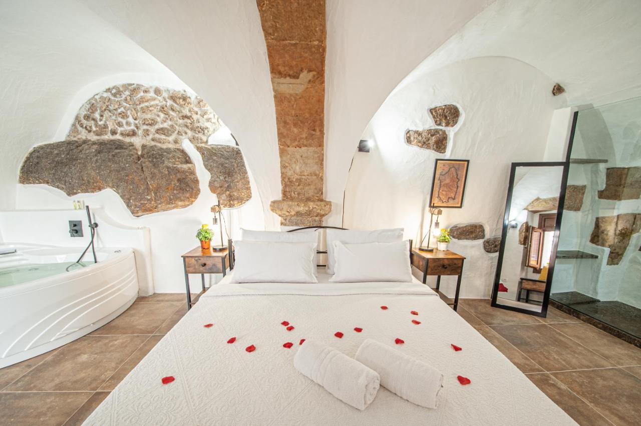Romantic Loft With Jacuzzi In The Castle Castelsardo Luaran gambar