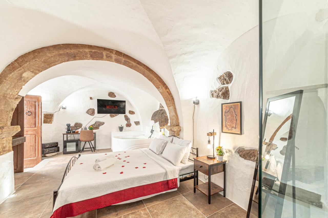 Romantic Loft With Jacuzzi In The Castle Castelsardo Luaran gambar