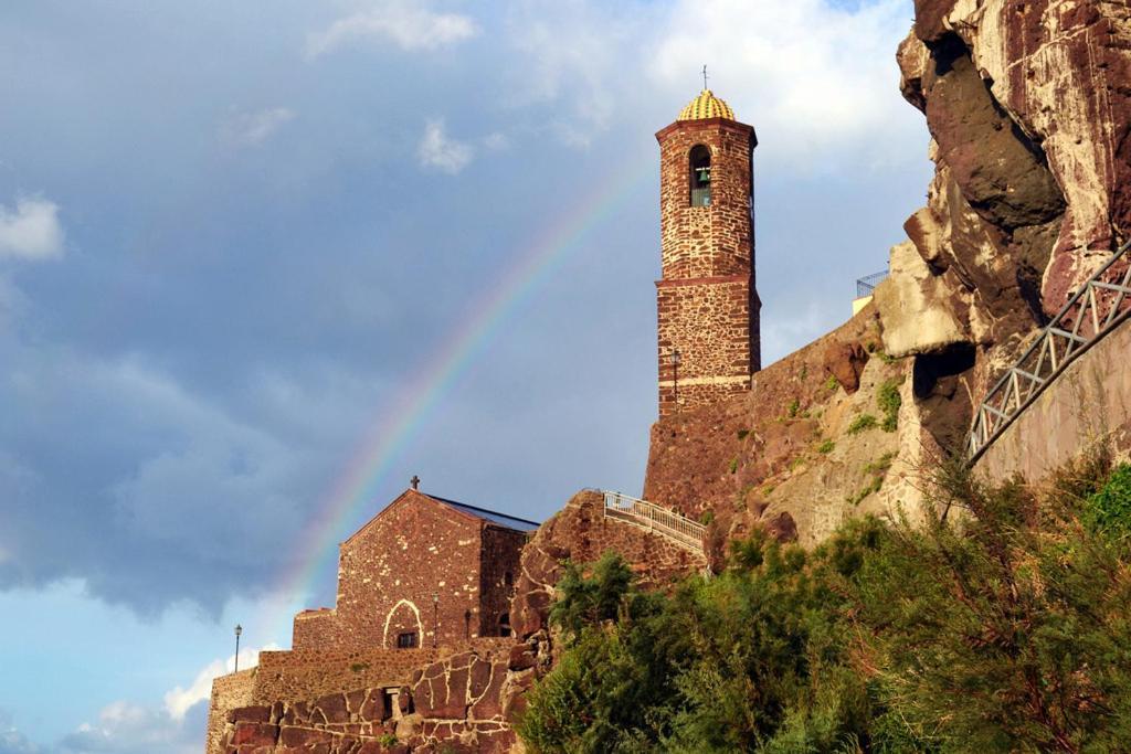 Romantic Loft With Jacuzzi In The Castle Castelsardo Luaran gambar